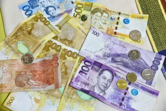 Peso sinks to record P63.95 against the US dollar